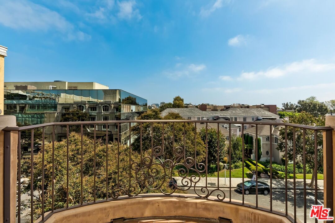 133 S Spalding Dr Unit: 401