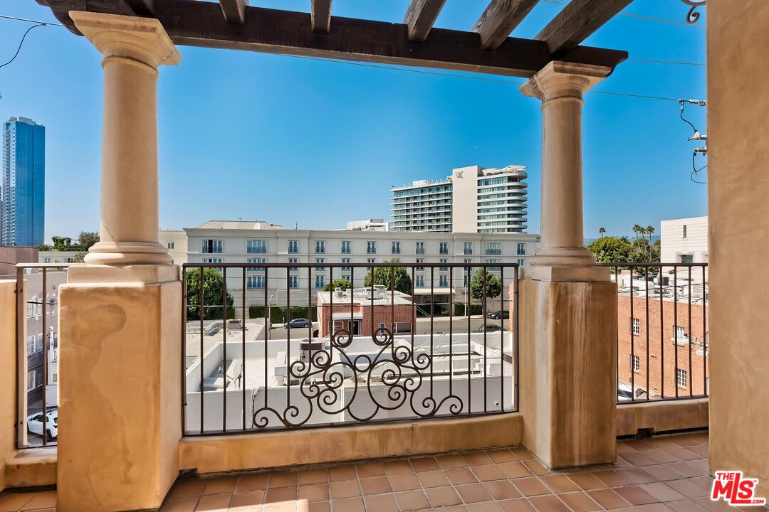 133 S Spalding Dr Unit: 401