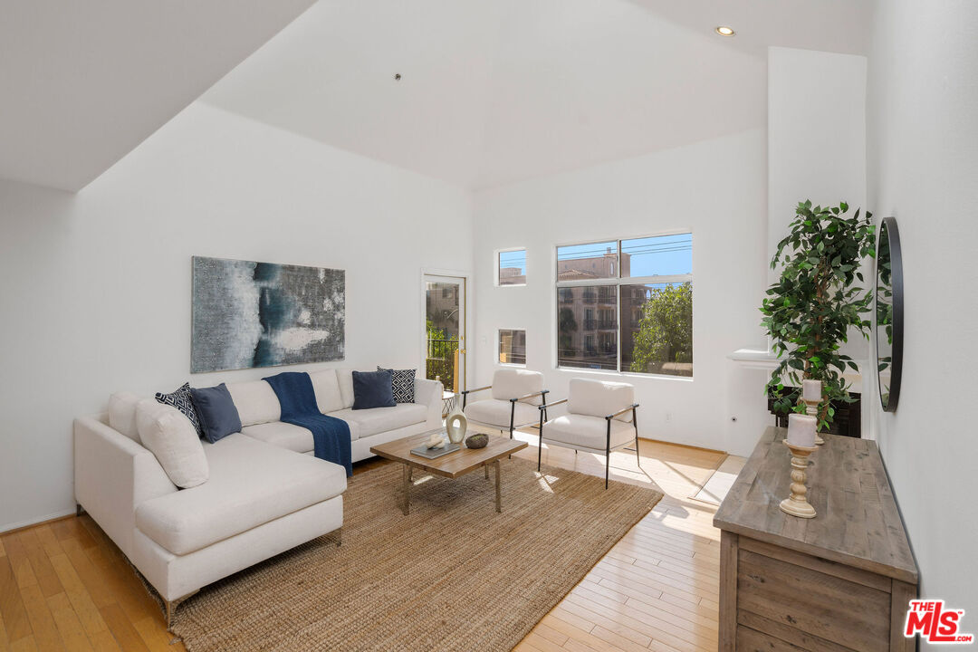 12633 Moorpark St Unit: 307