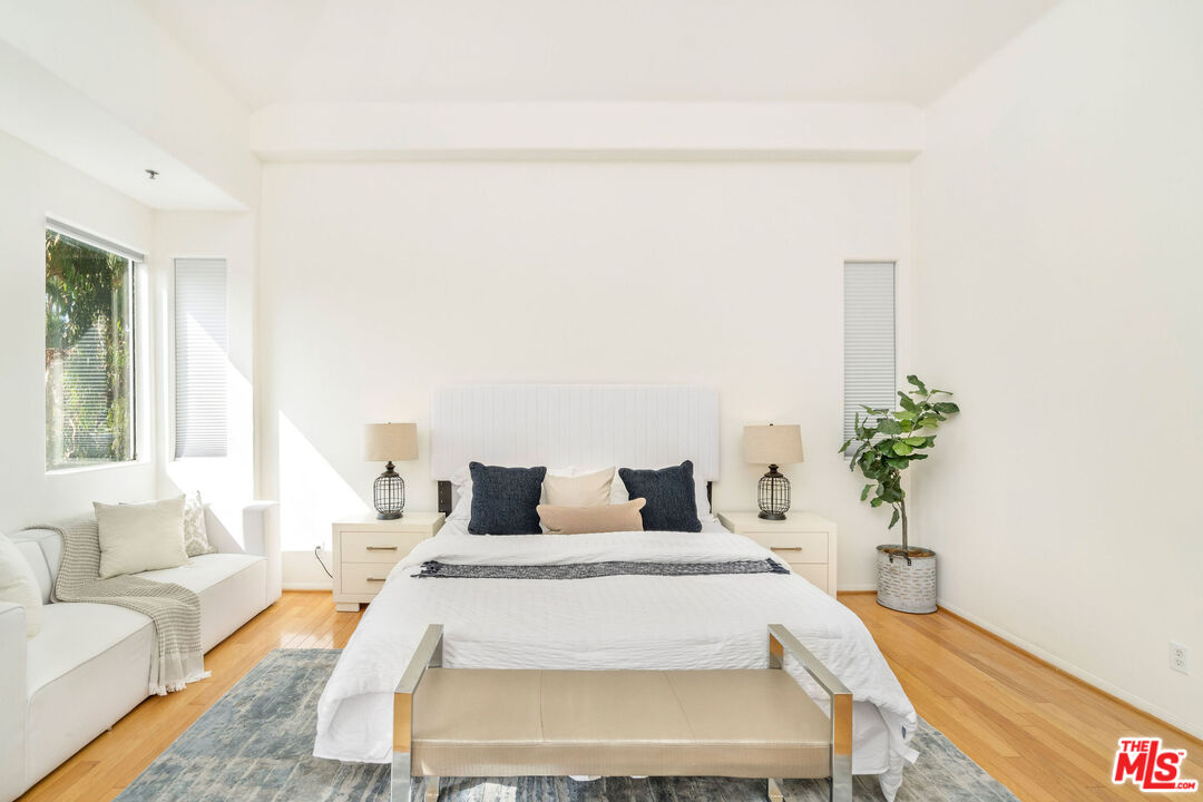 12633 Moorpark St Unit: 307