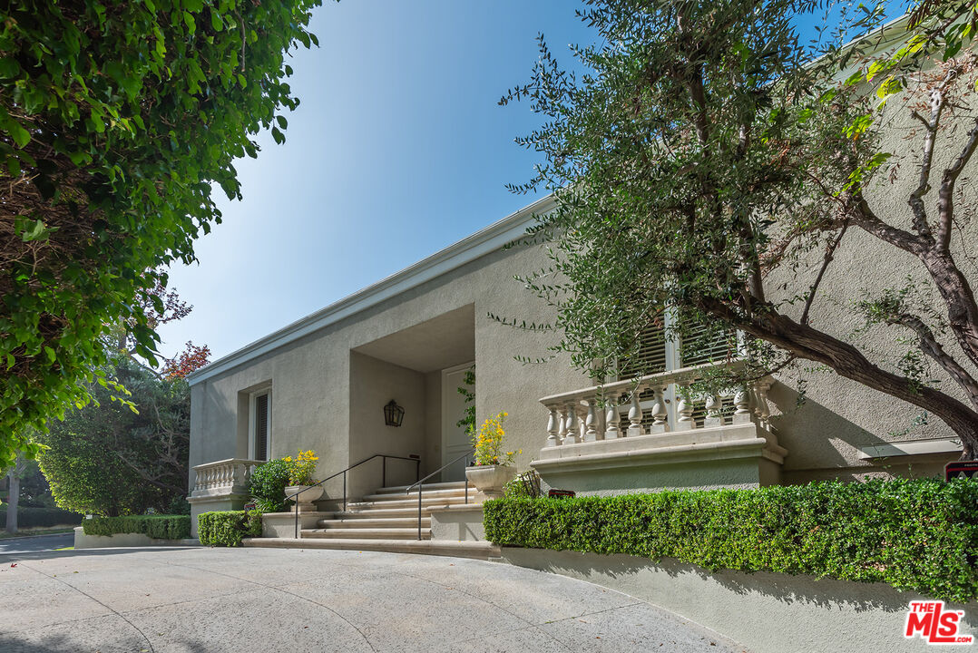 647 Warner Ave