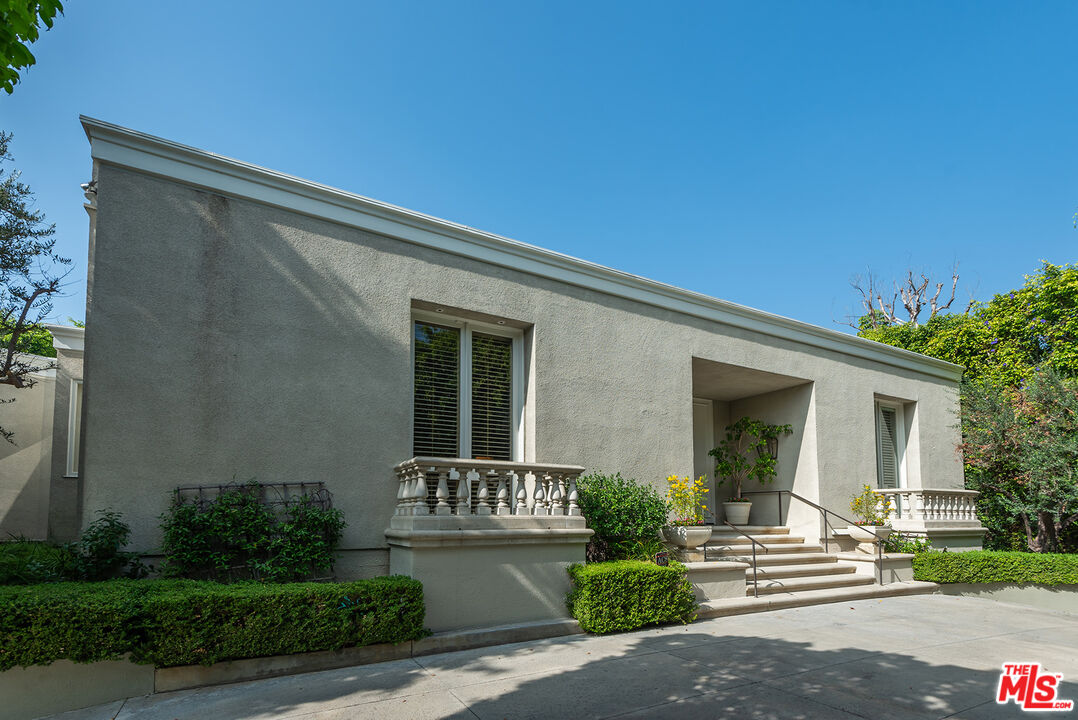 647 Warner Ave