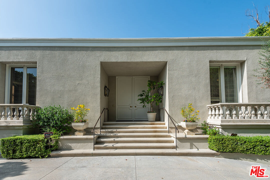 647 Warner Ave