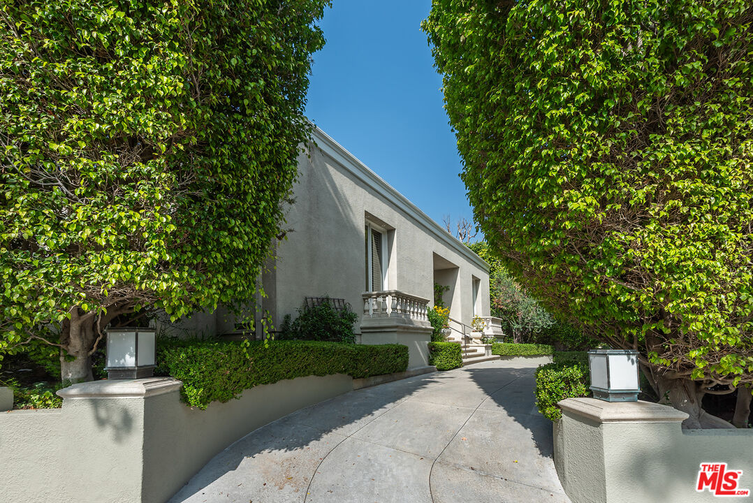 647 Warner Ave