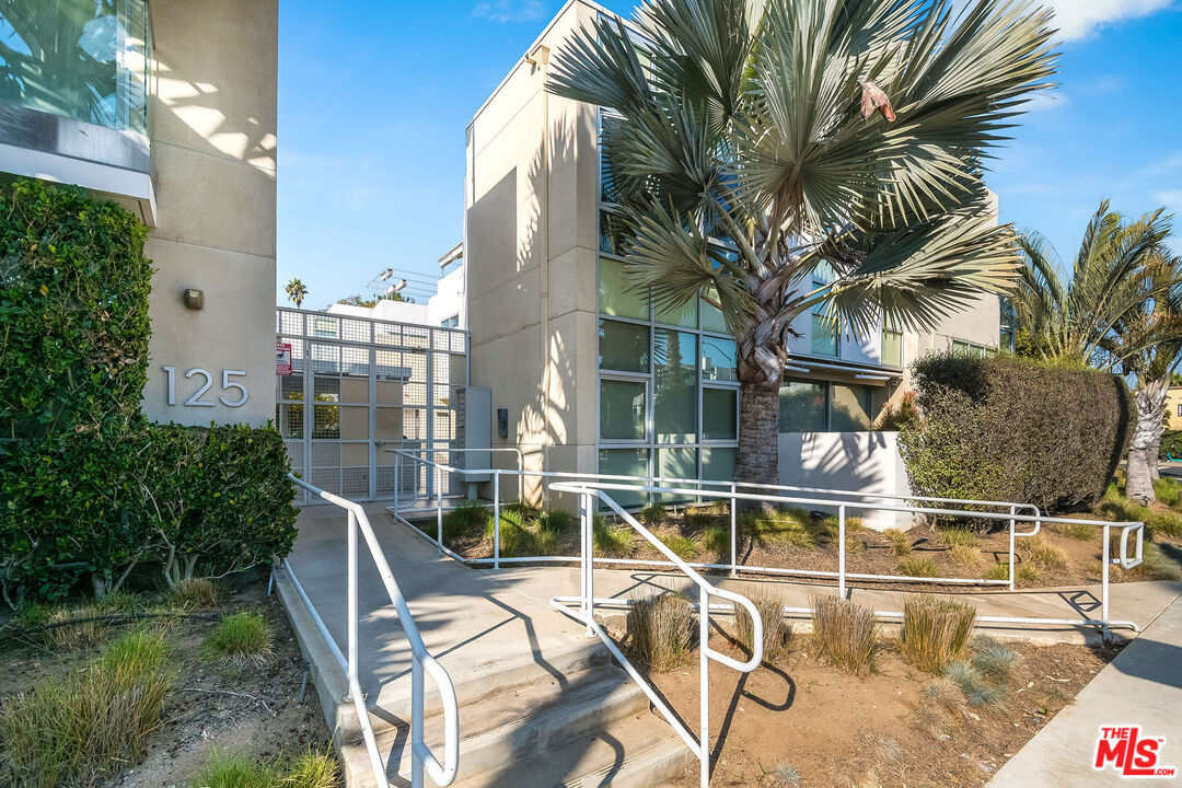125 Pacific St Unit: 5