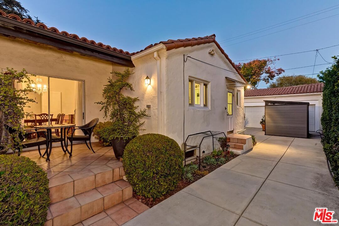 304 S Canon Dr