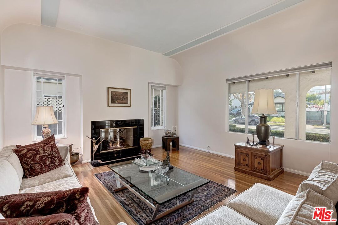 304 S Canon Dr
