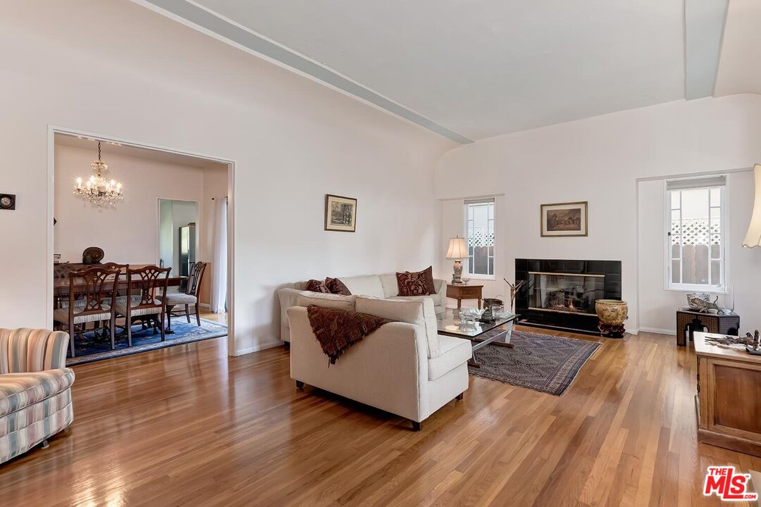 304 S Canon Dr