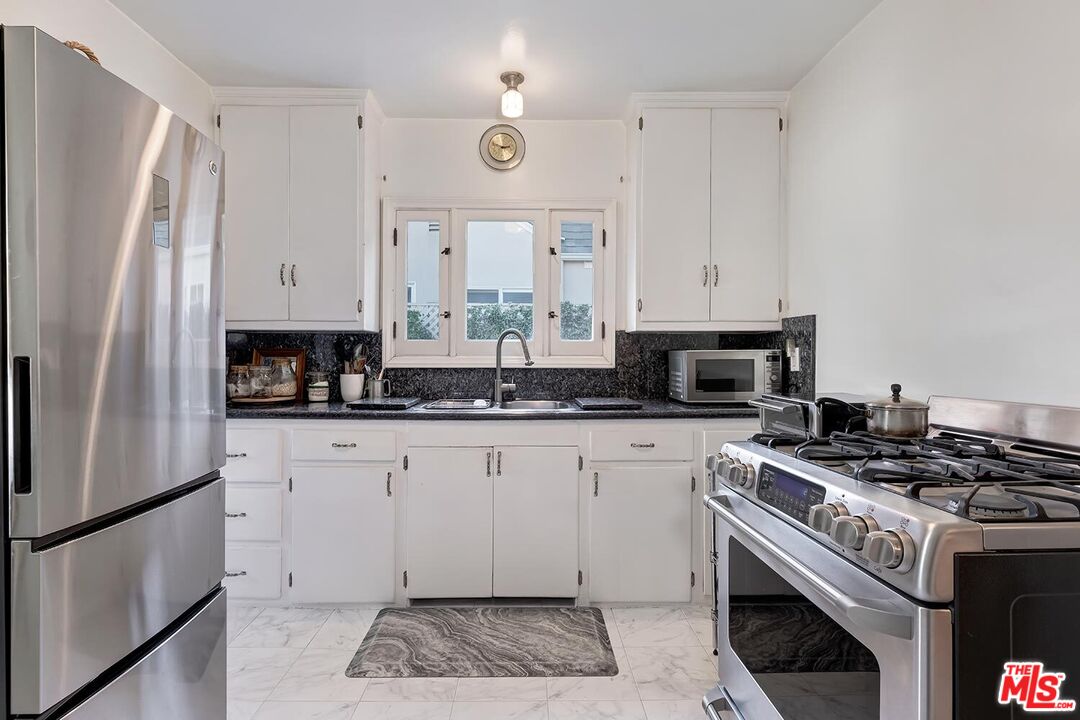 304 S Canon Dr