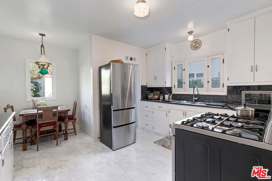 304 S Canon Dr