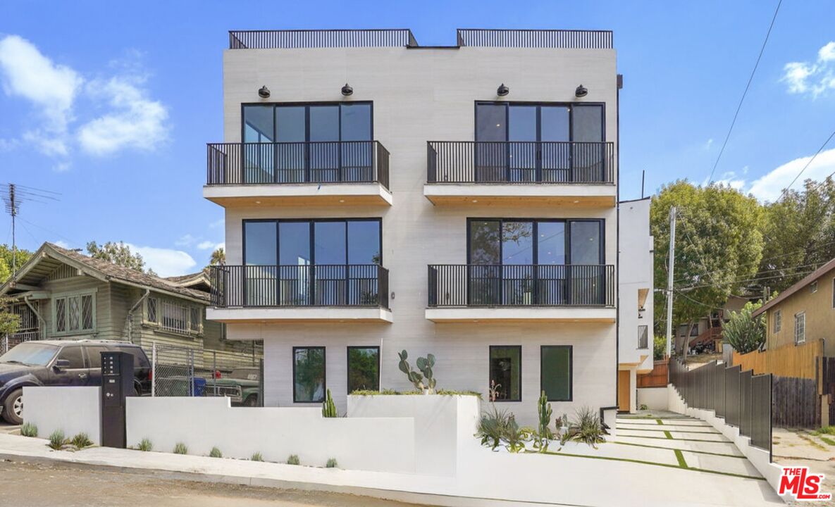 966 Sanborn Ave Unit: B