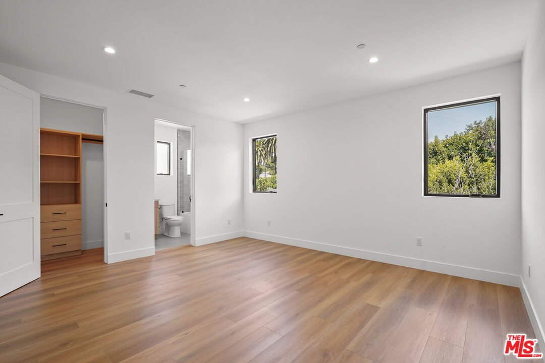 966 Sanborn Ave Unit: B