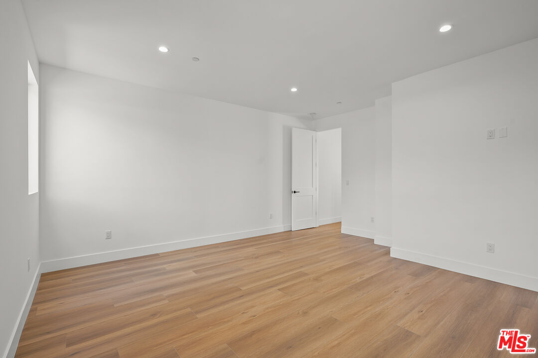 966 Sanborn Ave Unit: B