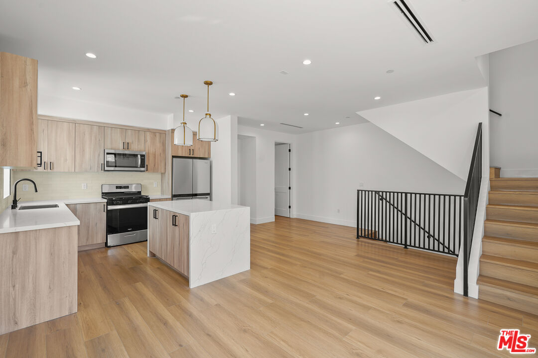 966 Sanborn Ave Unit: B