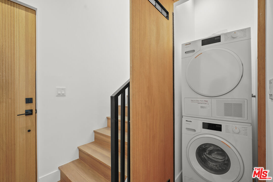 966 Sanborn Ave Unit: B