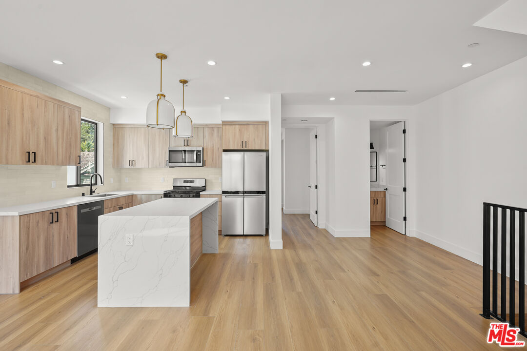 966 Sanborn Ave Unit: B