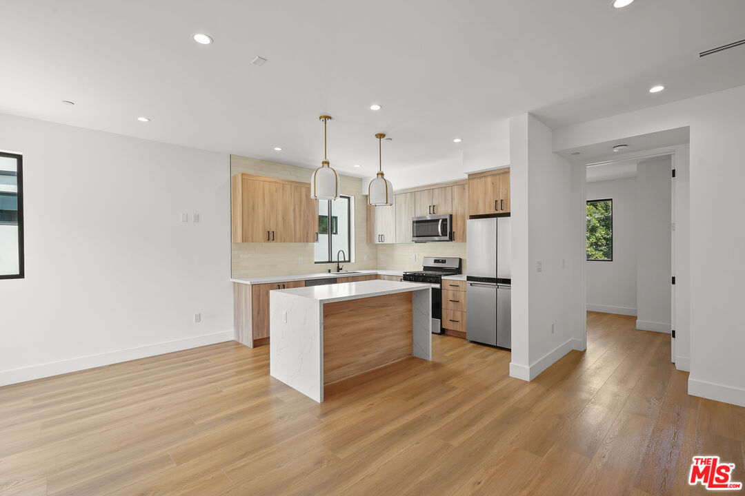 966 Sanborn Ave Unit: B