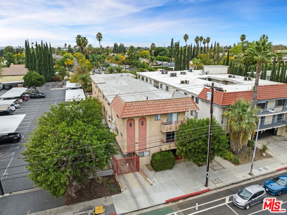 8135 Reseda Blvd