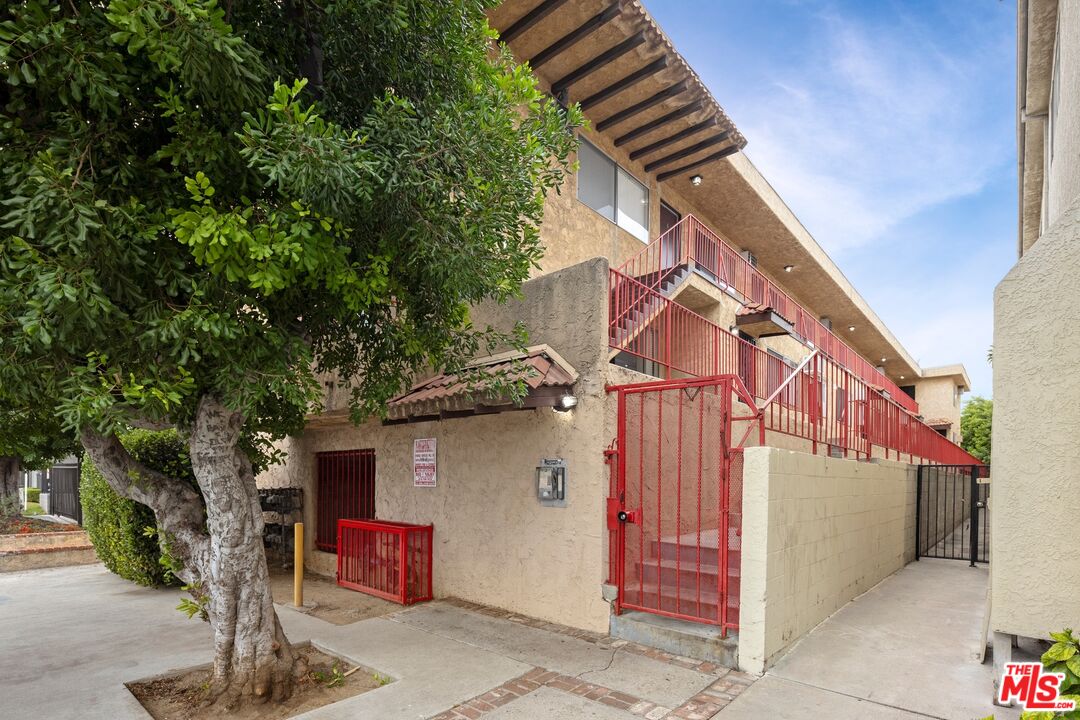 8135 Reseda Blvd