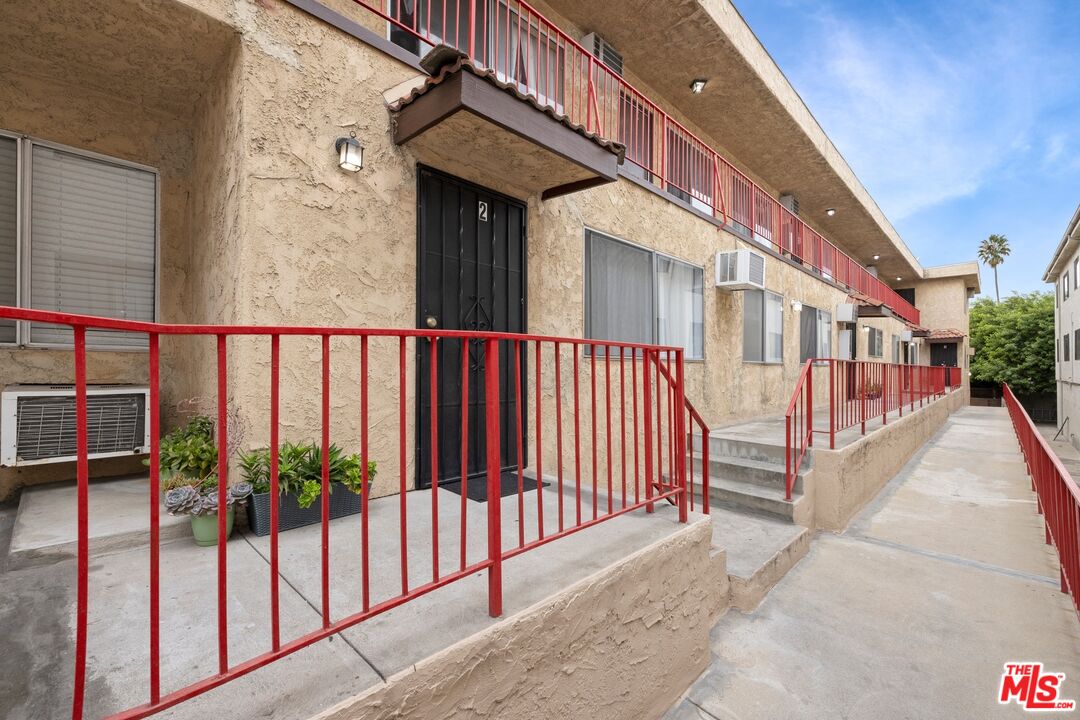 8135 Reseda Blvd