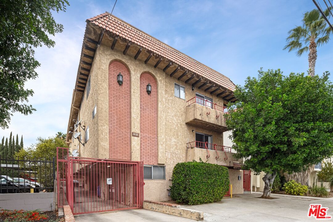 8135 Reseda Blvd