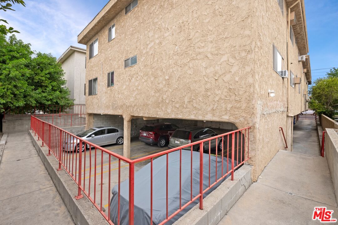 8135 Reseda Blvd