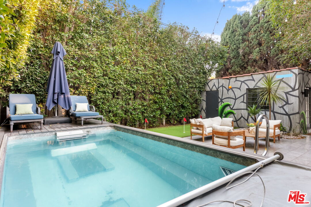 520 N Cahuenga Blvd