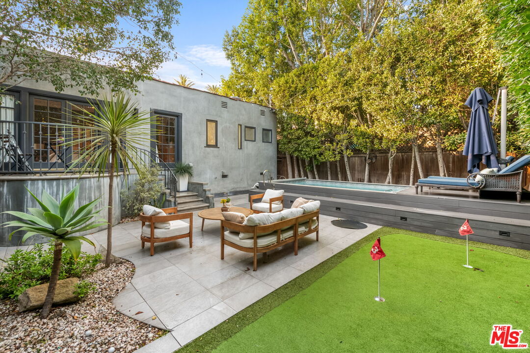 520 N Cahuenga Blvd