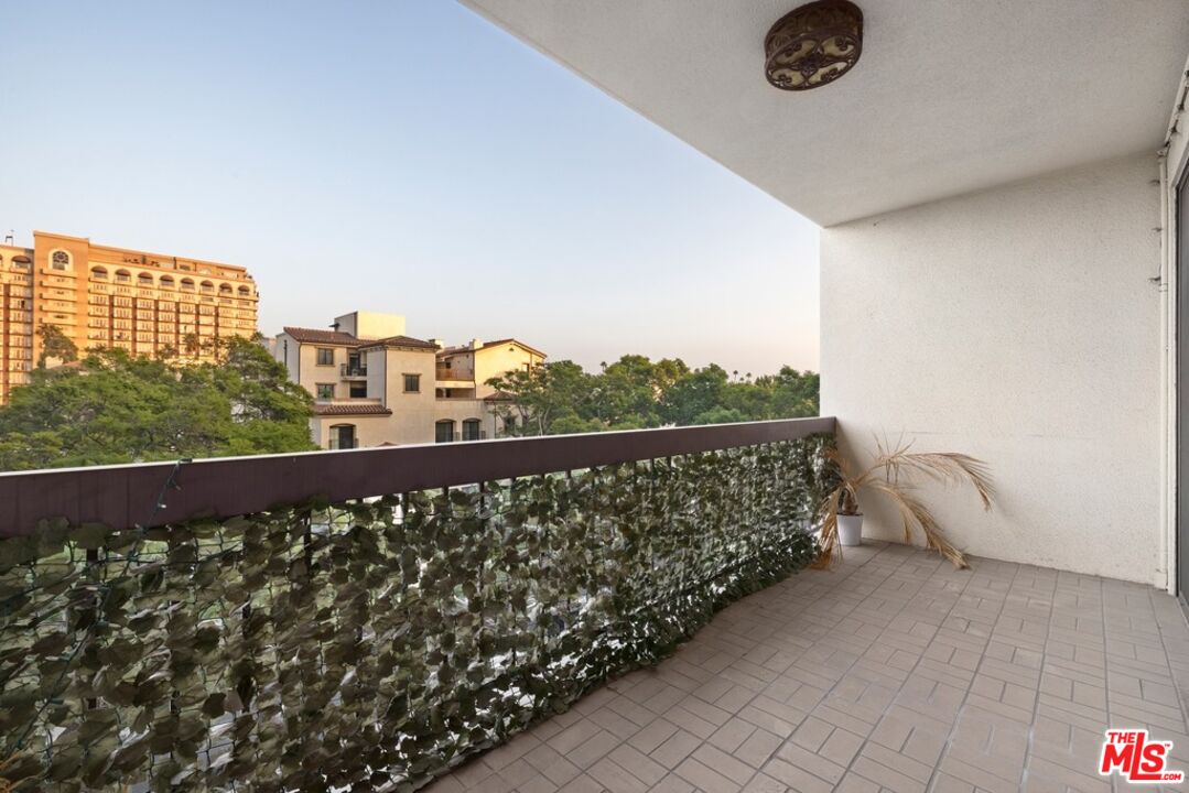 325 N Oakhurst Dr Unit: 501