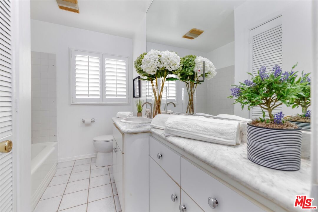 1275 N Harper Ave Unit: 4