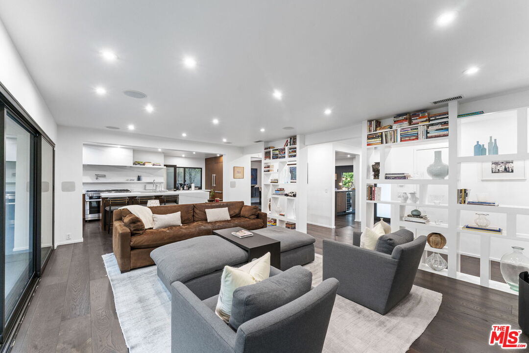 11272 Laurie Dr