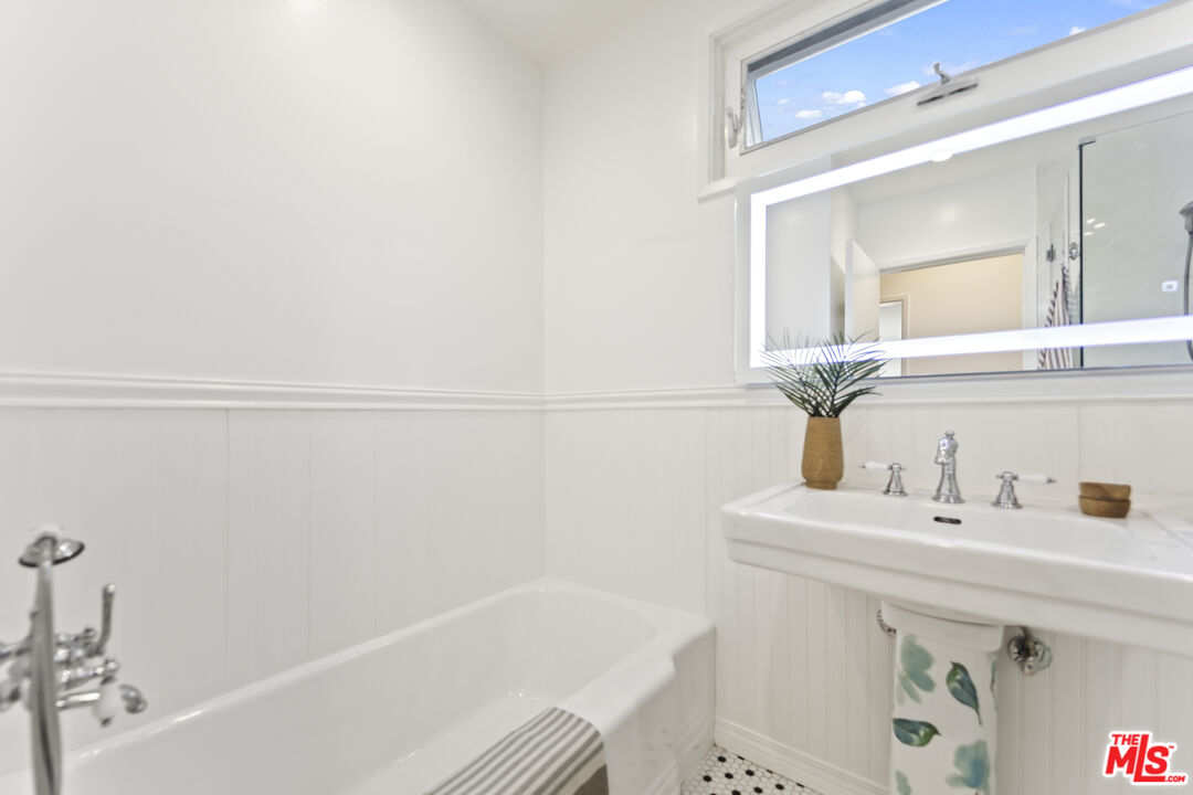 939 N Glendale Ave Unit: 3