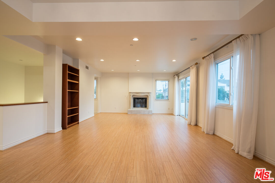 11824 Darlington Ave Unit: PH3