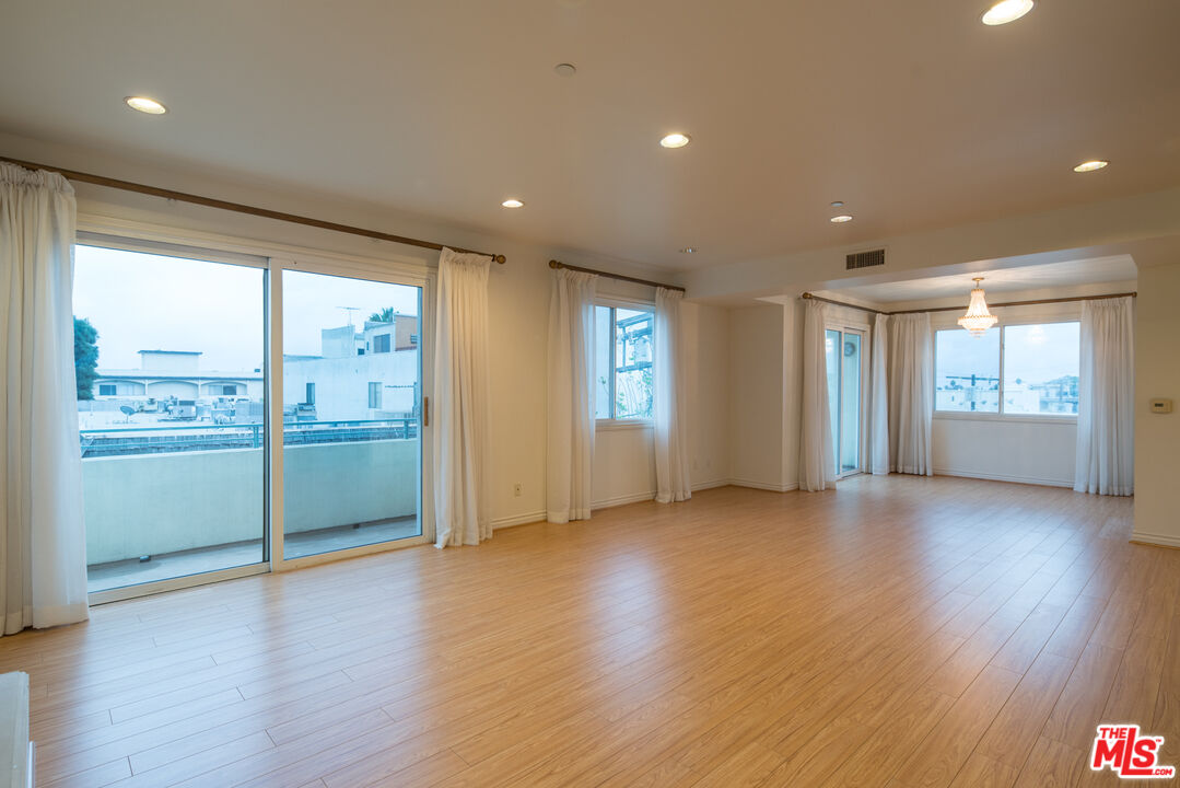 11824 Darlington Ave Unit: PH3