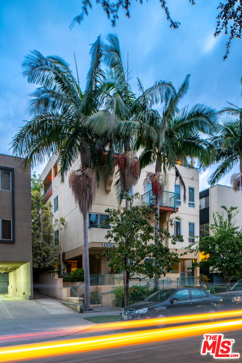 11824 Darlington Ave Unit: PH3