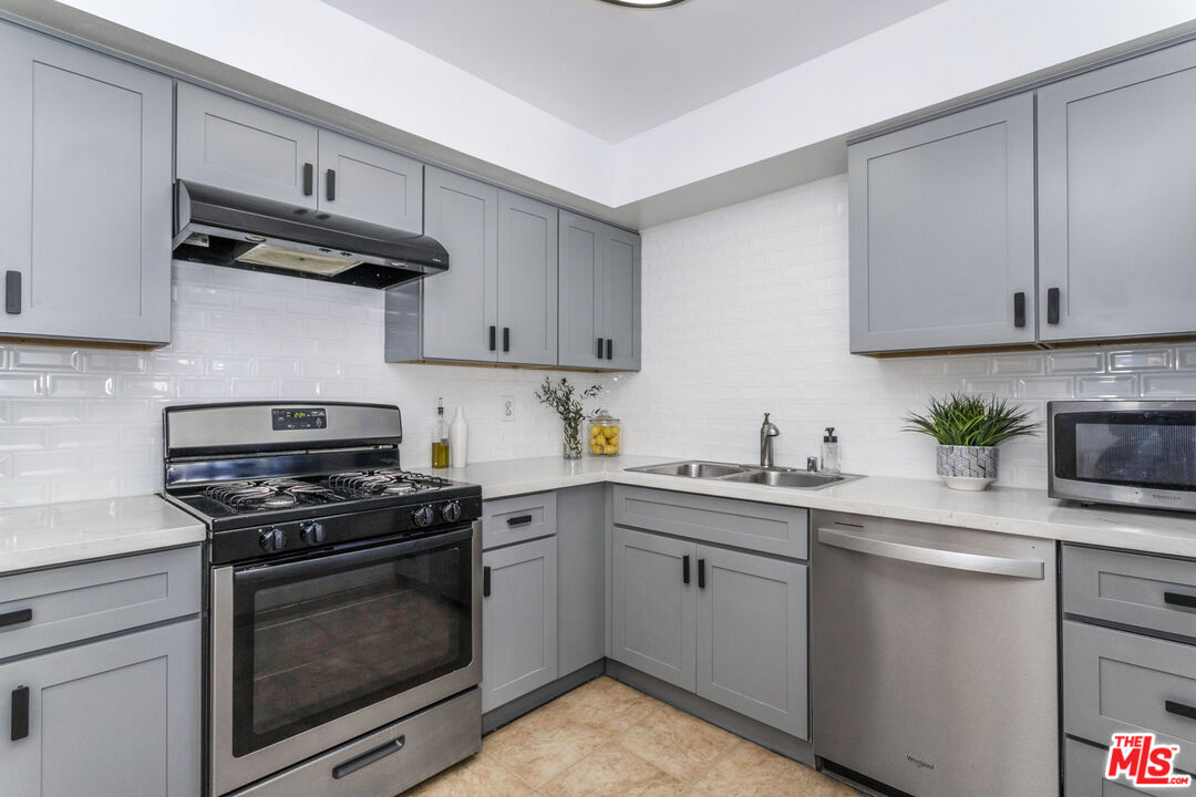 15080 Victory Blvd Unit: 204