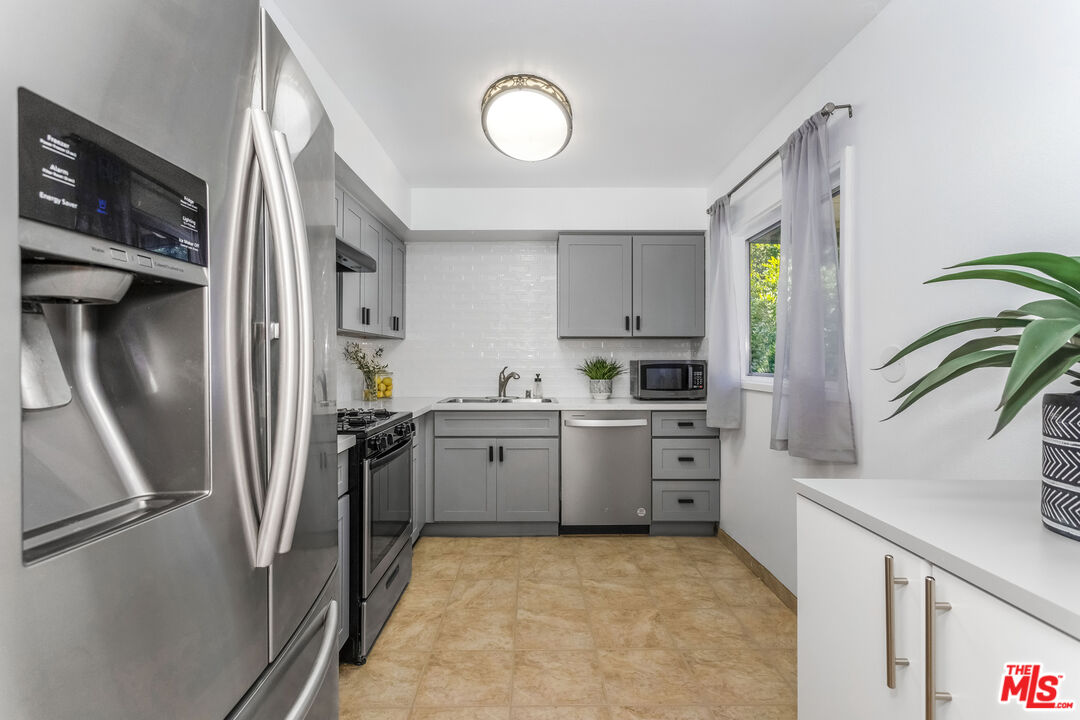 15080 Victory Blvd Unit: 204