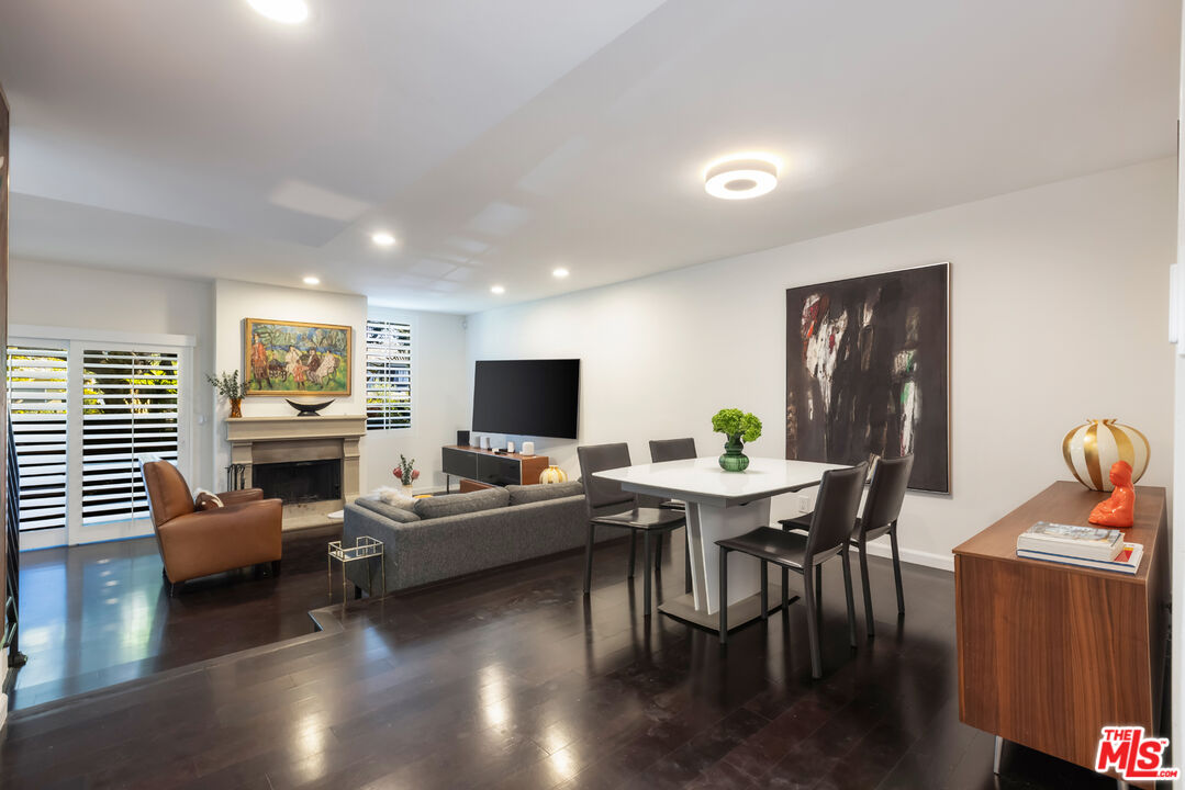1957 N Bronson Ave Unit: 117