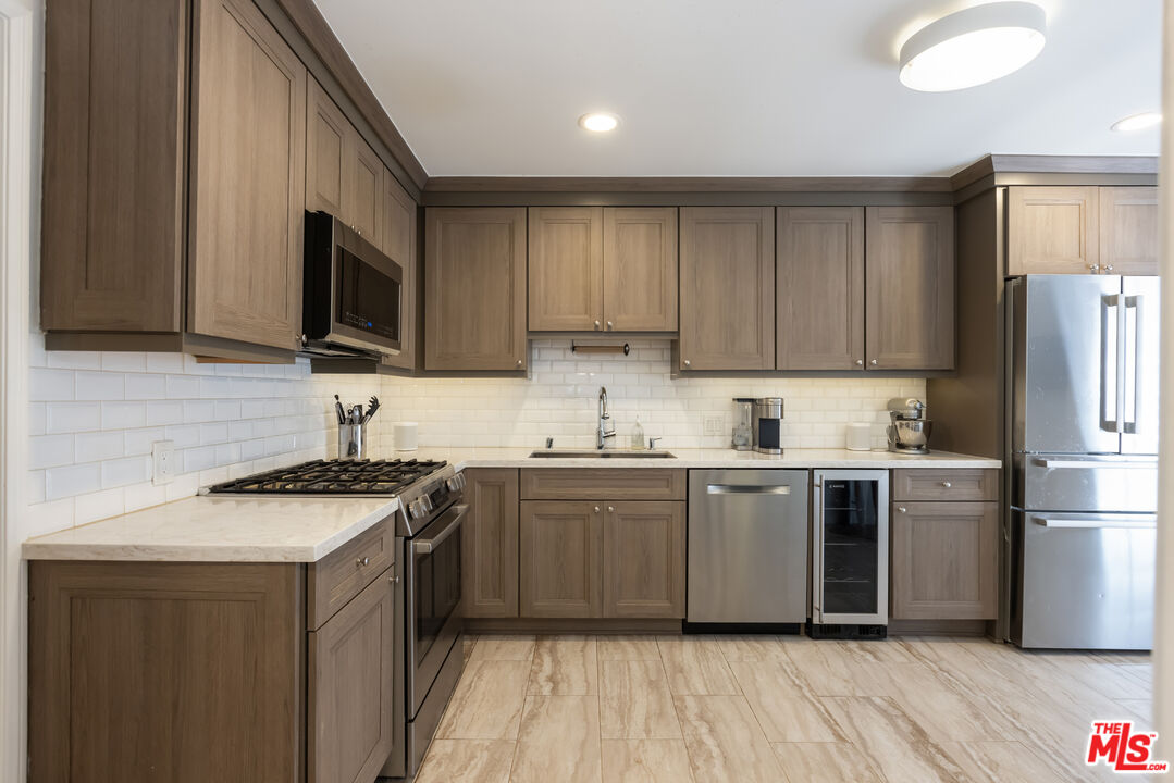 1957 N Bronson Ave Unit: 117