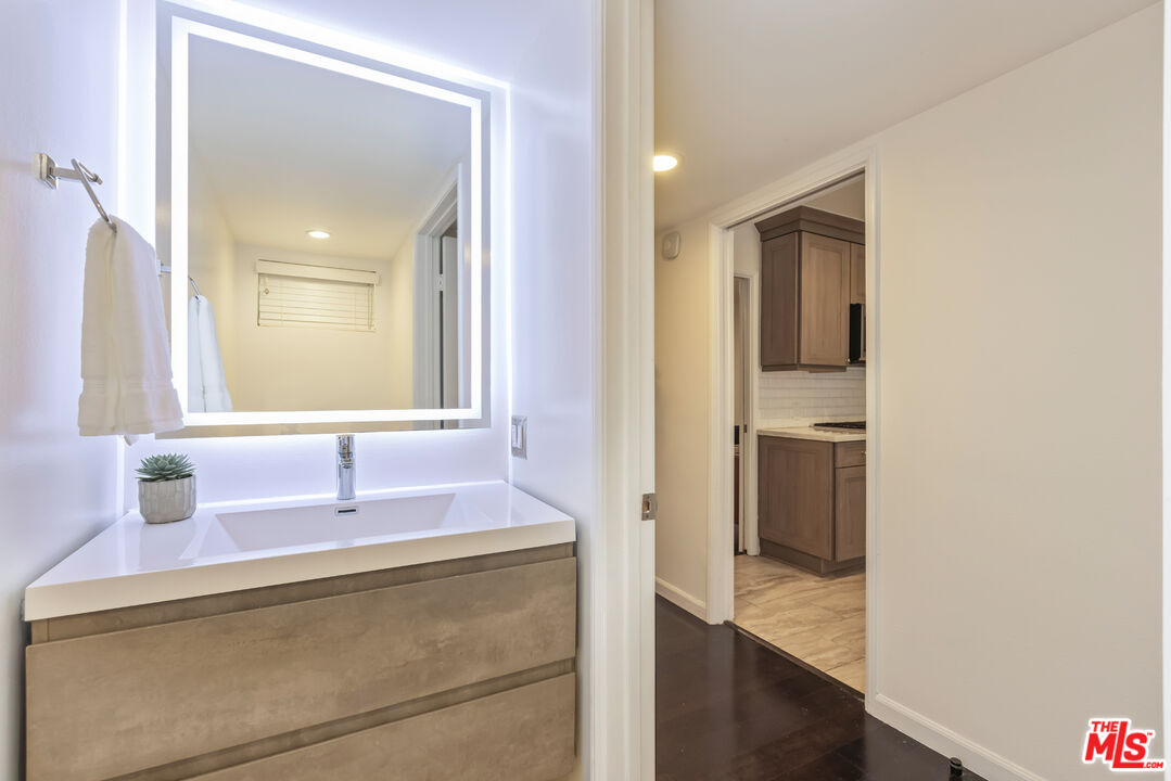 1957 N Bronson Ave Unit: 117