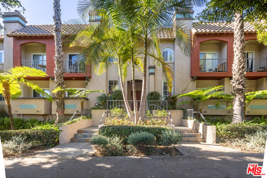 1957 N Bronson Ave Unit: 117