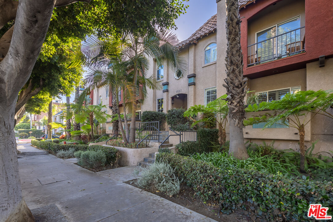 1957 N Bronson Ave Unit: 117