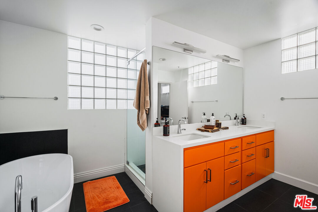 231 Bay St Unit: 4