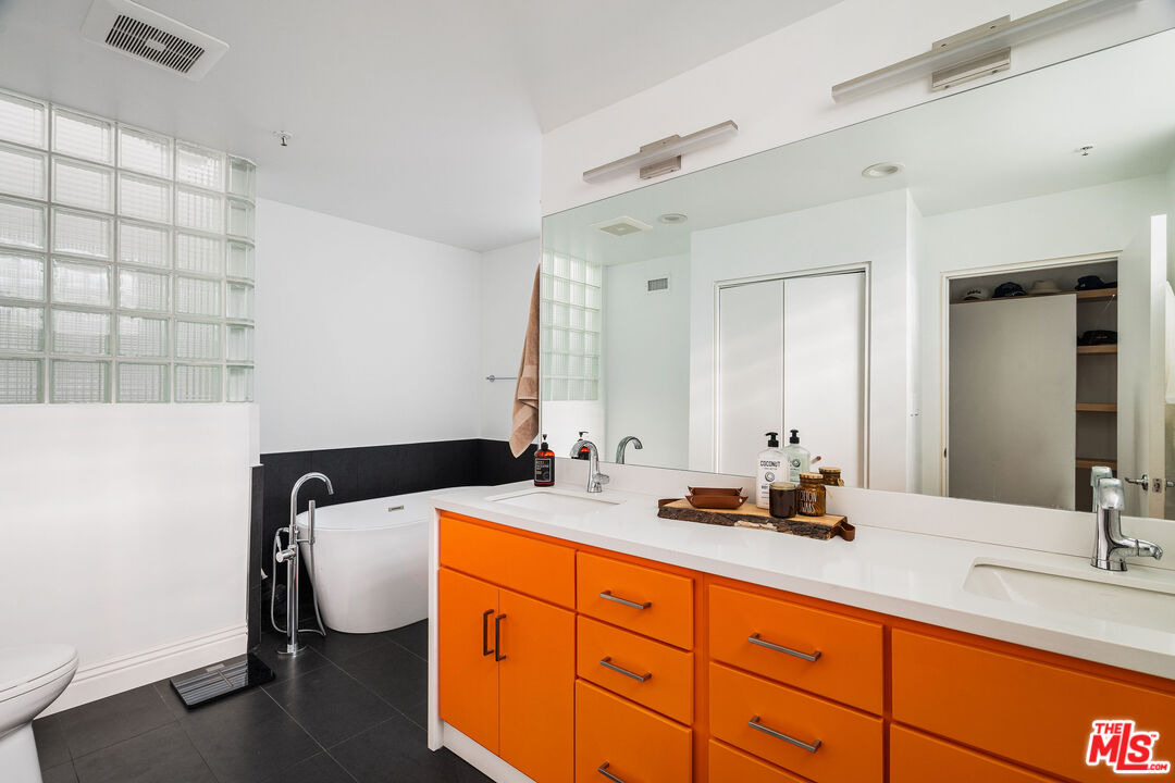 231 Bay St Unit: 4