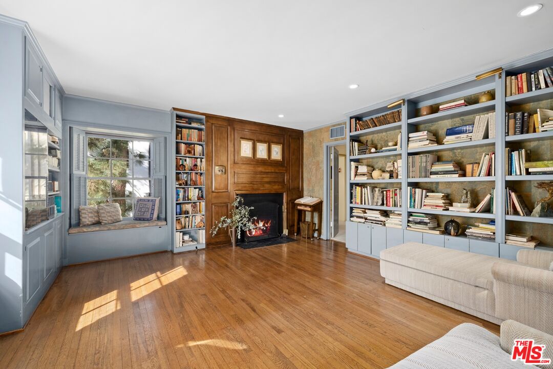 366 Comstock Ave