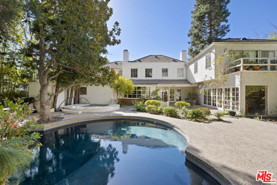 366 Comstock Ave