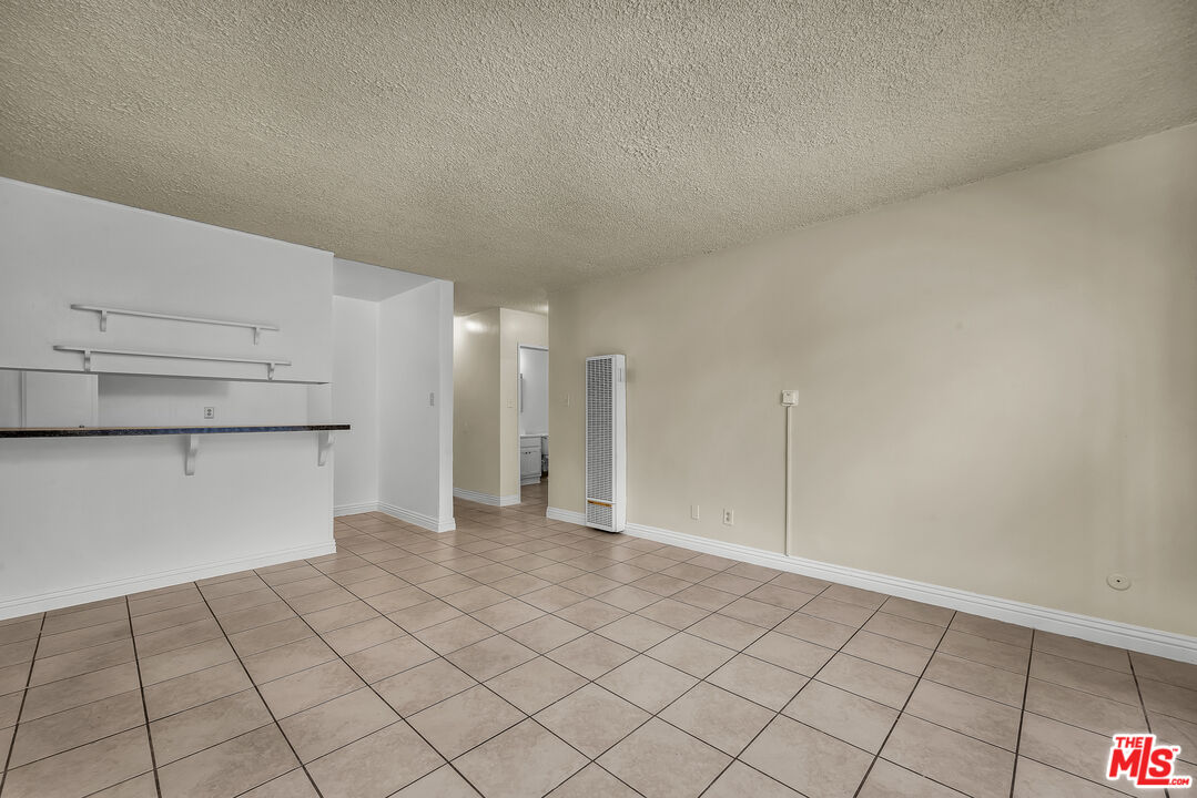 1087 W 39th St Unit: 3