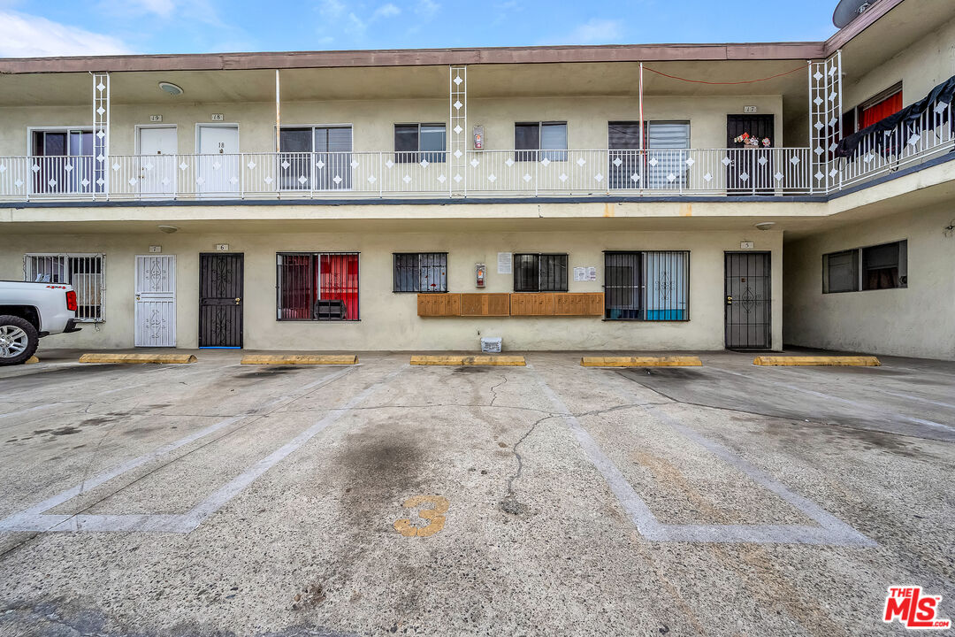 1087 W 39th St Unit: 3