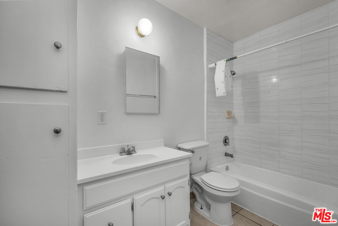1087 W 39th St Unit: 3