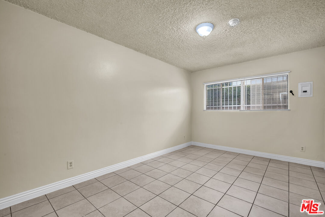1087 W 39th St Unit: 3